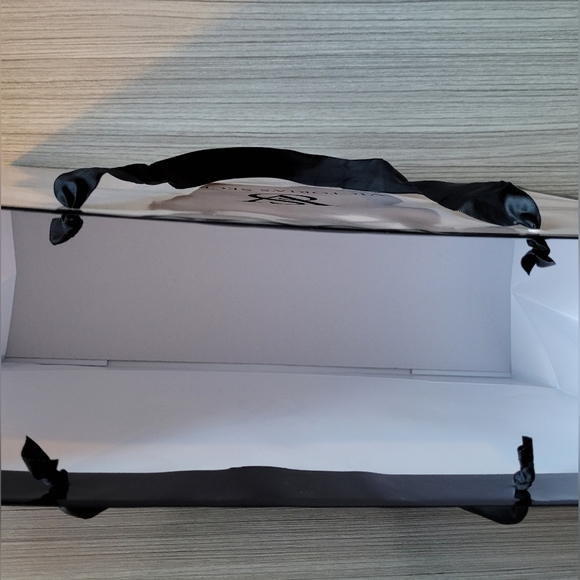 Victoria's Secret Medium Shopping Bag with 6 sheets of VS Tissue Paper 16"x12"x6 - Picture 7 of 16